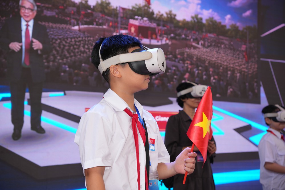 Khi người Hà Nội trở về mùa Thu lịch sử nhờ công nghệ thực tế ảo VR - Ảnh 5. Khi người Hà Nội trở về mùa Thu lịch sử nhờ công nghệ thực tế ảo VR - Ảnh 5.