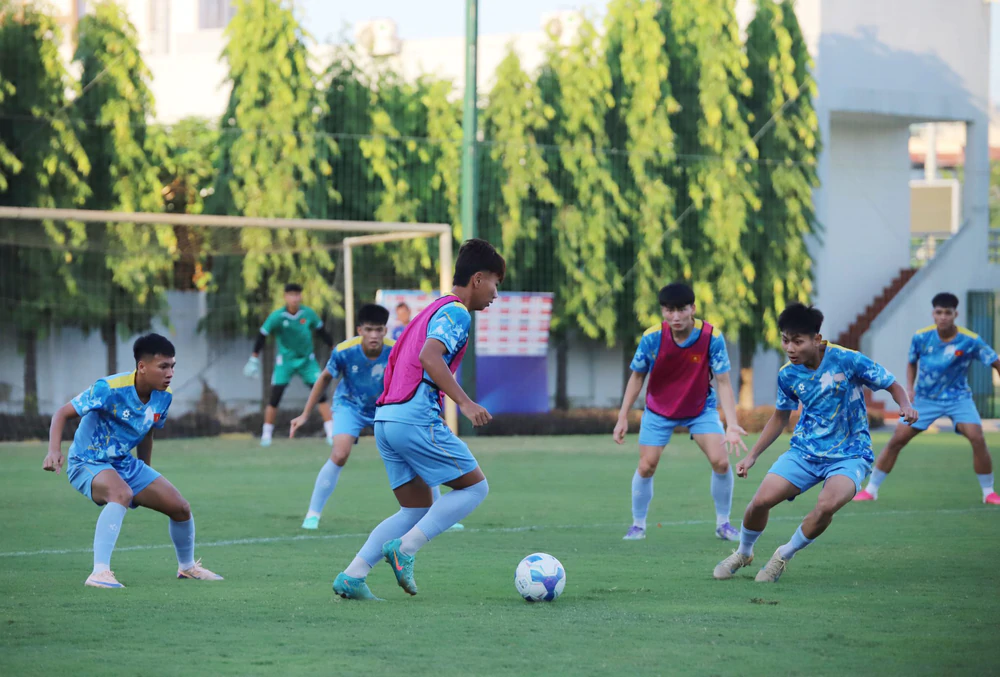 Tin nóng bóng đá Việt hôm nay 11/10: CLB Công an Hà Nội nhận Huân chương Lao động hạng Nhất; U17 Việt Nam rộng cửa vượt qua vòng bảng World Cup - Ảnh 2. Tin nóng bóng đá Việt hôm nay 11/10: CLB Công an Hà Nội nhận Huân chương Lao động hạng Nhất; U17 Việt Nam rộng cửa vượt qua vòng bảng World Cup - Ảnh 2.