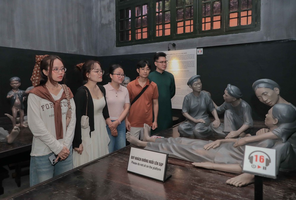 "Địa chỉ đỏ" Di tích Nhà tù Hỏa Lò thu hút khách dịp kỷ niệm 72 năm Giải phóng Thủ đô - Ảnh 3. "Địa chỉ đỏ" Di tích Nhà tù Hỏa Lò thu hút khách dịp kỷ niệm 72 năm Giải phóng Thủ đô - Ảnh 3.