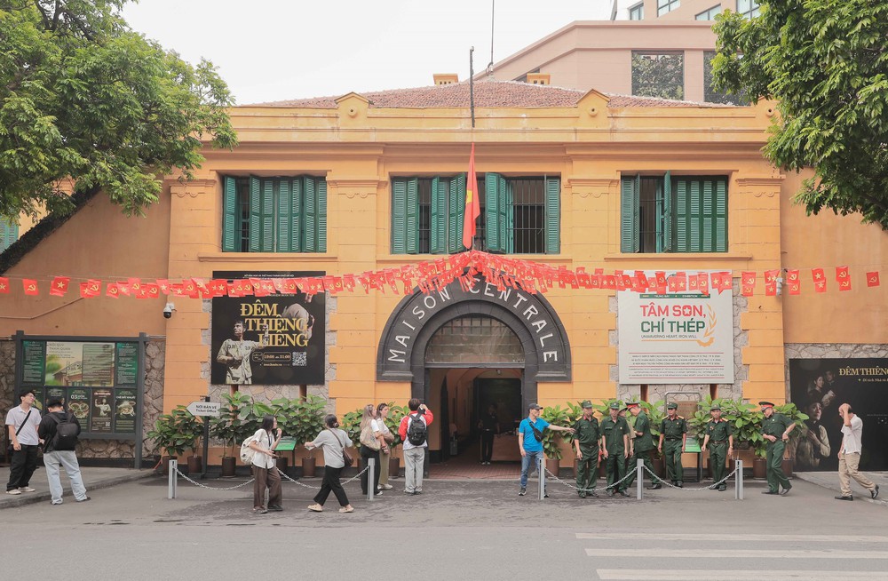 "Địa chỉ đỏ" Di tích Nhà tù Hỏa Lò thu hút khách dịp kỷ niệm 72 năm Giải phóng Thủ đô - Ảnh 1. "Địa chỉ đỏ" Di tích Nhà tù Hỏa Lò thu hút khách dịp kỷ niệm 72 năm Giải phóng Thủ đô - Ảnh 1.
