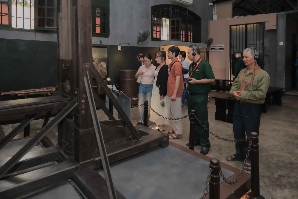 "Địa chỉ đỏ" Di tích Nhà tù Hỏa Lò thu hút khách dịp kỷ niệm 72 năm Giải phóng Thủ đô - Ảnh 2. "Địa chỉ đỏ" Di tích Nhà tù Hỏa Lò thu hút khách dịp kỷ niệm 72 năm Giải phóng Thủ đô - Ảnh 2.