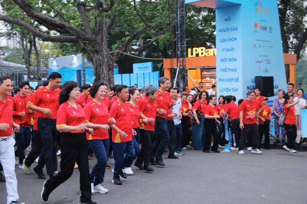 CẬP NHẬT: Lễ phát động phong trào “Mỗi người dân lựa chọn ít nhất một môn thể thao phù hợp để tập luyện thường xuyên" - Ảnh 2.