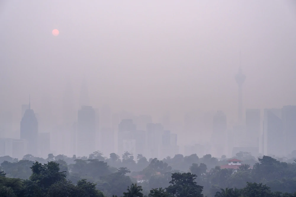 Malaysia: Ô nhiễm không khí nghiêm trọng, nhiều trường học phải đóng cửa - Ảnh 1. Malaysia: Ô nhiễm không khí nghiêm trọng, nhiều trường học phải đóng cửa - Ảnh 1.