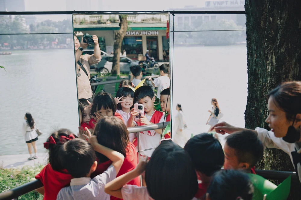 Rộn ràng không gian hồ Hoàn Kiếm trong ngày kỷ niệm 72 năm Giải phóng Thủ đô - Ảnh 6.