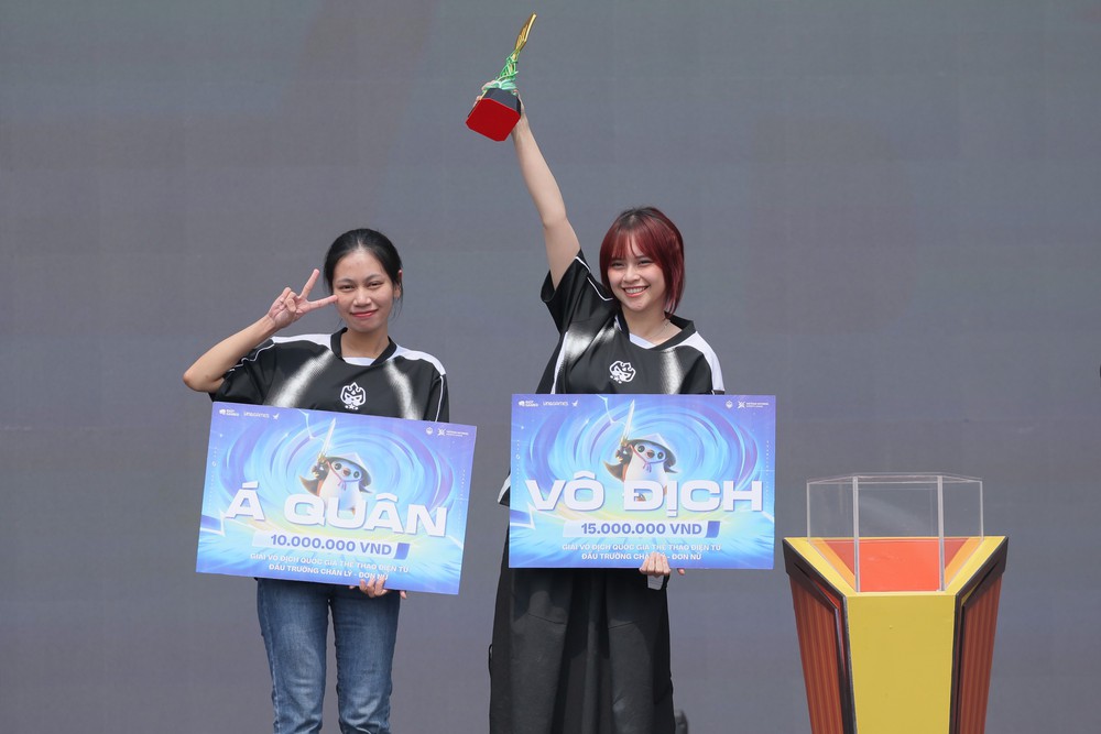 Nguyễn Thị Khánh Huyền là nhà vô địch nữ đầu tiên của giải VĐQG Đấu Trường Chân Lý - Ảnh 3. Nguyễn Thị Khánh Huyền là nhà vô địch nữ đầu tiên của giải VĐQG Đấu Trường Chân Lý - Ảnh 3.