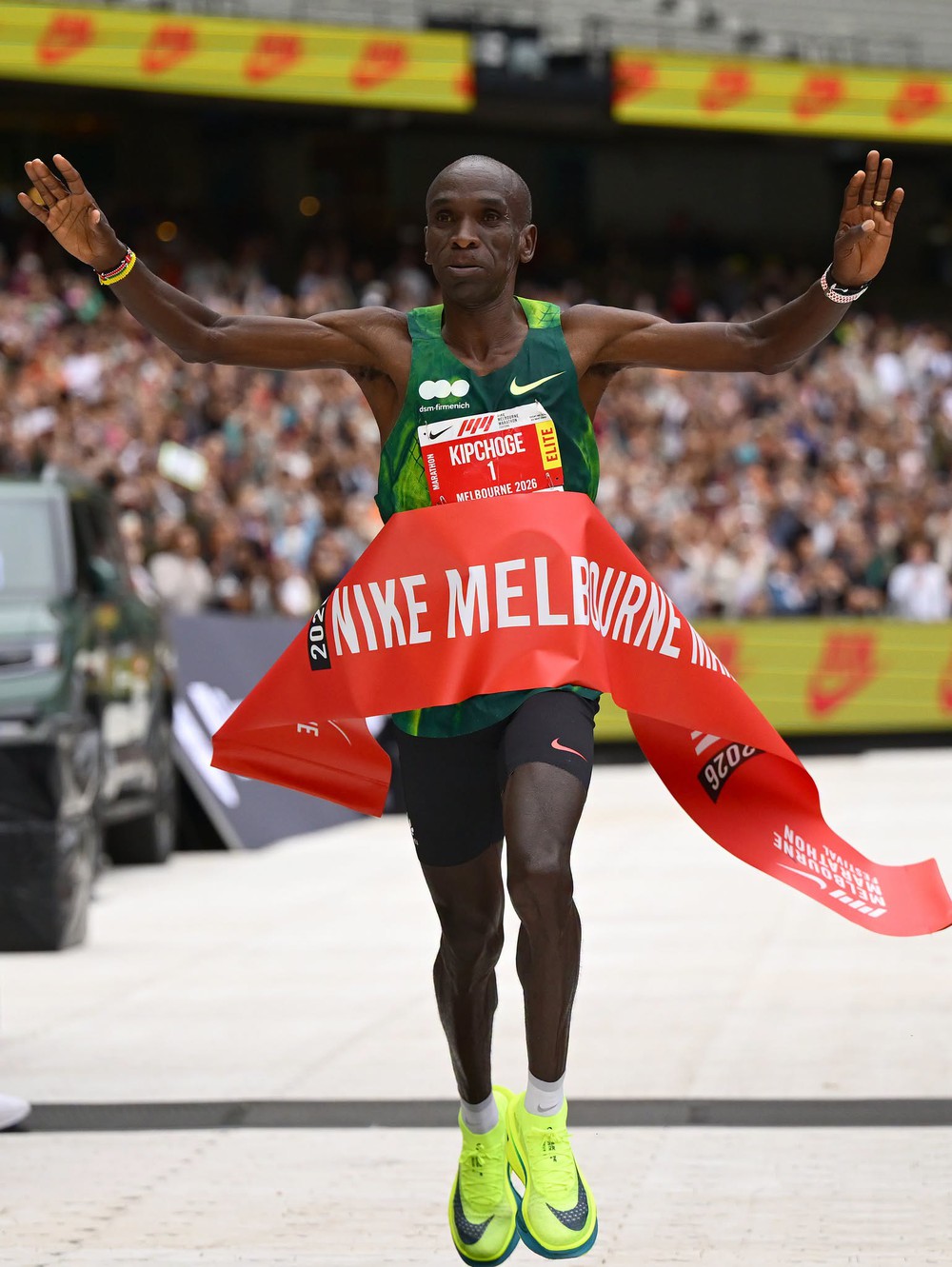 Huyền thoại điền kinh Kenya Eliud Kipchoge, người từng hai lần giành HCV Olympic, đã giành chức vô địch giải Melbourne Marathon 2026, đồng thời phá kỷ lục đường đua ở tuổi 41. Ảnh: Athletics Weekly
