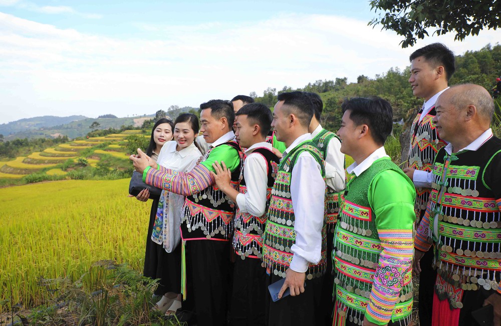 Khám phá vùng cao Pu Nhi qua sắc vàng ruộng bậc thang và sắc màu văn hóa Mông - Ảnh 12.