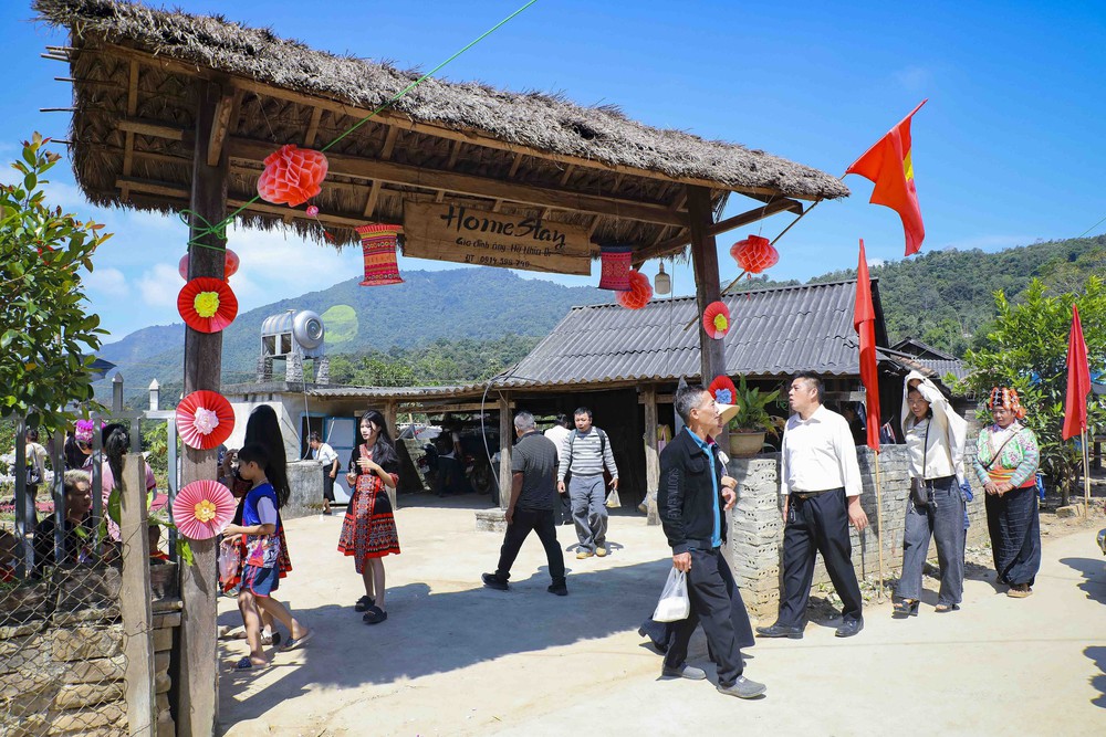 Khám phá vùng cao Pu Nhi qua sắc vàng ruộng bậc thang và sắc màu văn hóa Mông - Ảnh 4.