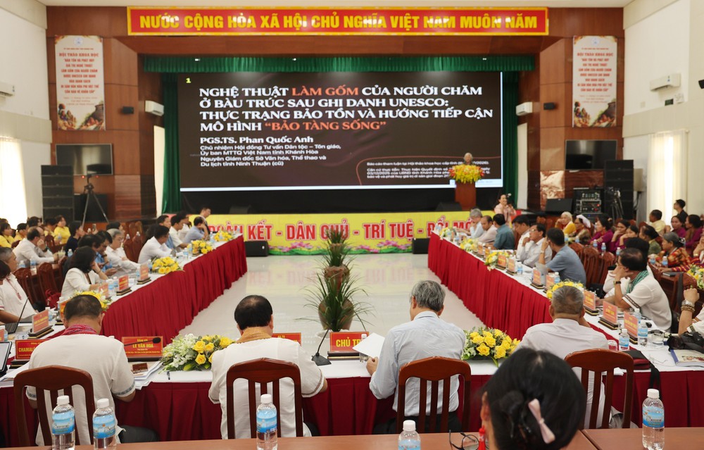Các chuyên gia nêu ý kiến về bảo tồn, phát huy giá trị di sản gốm Chăm - Ảnh 1. Các chuyên gia nêu ý kiến về bảo tồn, phát huy giá trị di sản gốm Chăm - Ảnh 1.