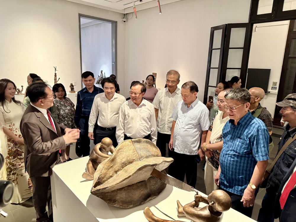 Nhỏ to chuyện đời qua các tác phẩm điêu khắc - Ảnh 1. Nhỏ to chuyện đời qua các tác phẩm điêu khắc - Ảnh 1.