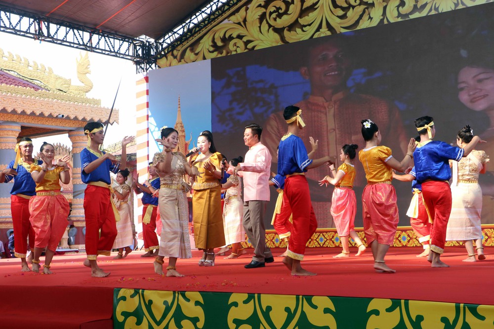 Lễ Sene Dolta - phát huy bản sắc văn hóa đồng bào Khmer - Ảnh 1. Lễ Sene Dolta - phát huy bản sắc văn hóa đồng bào Khmer - Ảnh 1.