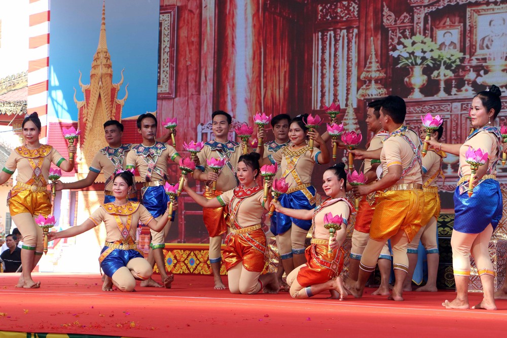 Lễ Sene Dolta - phát huy bản sắc văn hóa đồng bào Khmer - Ảnh 4. Lễ Sene Dolta - phát huy bản sắc văn hóa đồng bào Khmer - Ảnh 4.