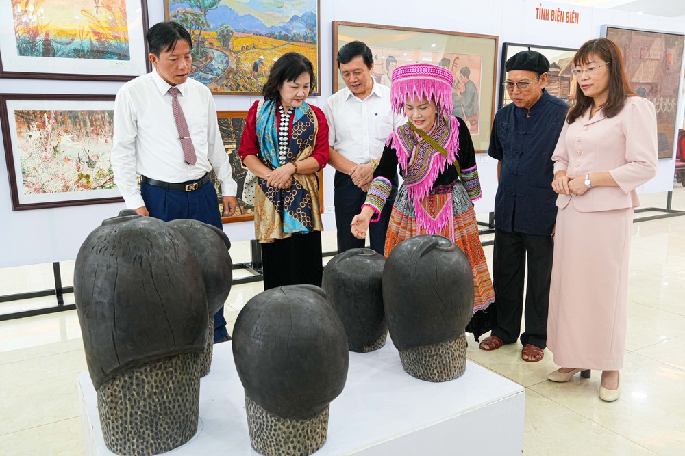 Mỹ thuật Tây Bắc - Việt Bắc: Lan tỏa bản sắc, khơi nguồn sáng tạo - Ảnh 3. Mỹ thuật Tây Bắc - Việt Bắc: Lan tỏa bản sắc, khơi nguồn sáng tạo - Ảnh 3.