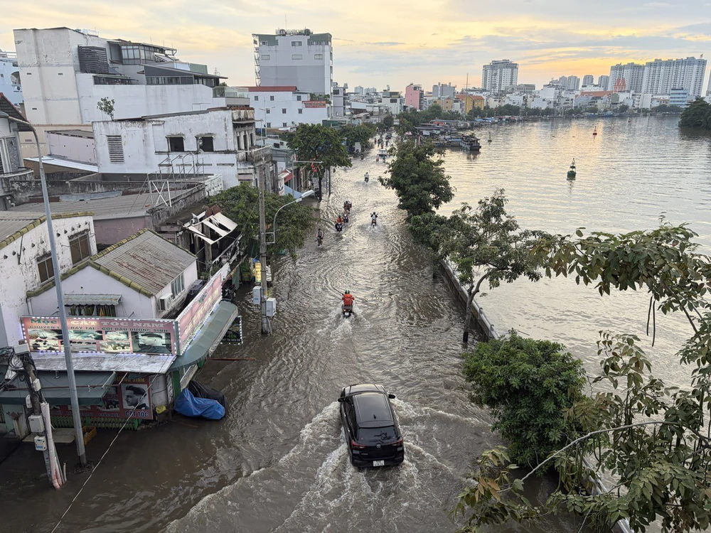 Triều cường gây ngập sâu nhiều tuyến đường phía Nam TP. Hồ Chí Minh - Ảnh 1. Triều cường gây ngập sâu nhiều tuyến đường phía Nam TP. Hồ Chí Minh - Ảnh 1.