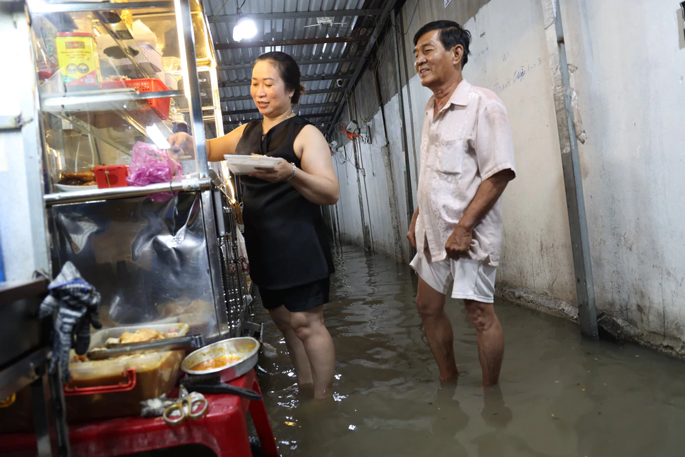 Triều cường gây ngập sâu nhiều tuyến đường phía Nam TP. Hồ Chí Minh - Ảnh 6. Triều cường gây ngập sâu nhiều tuyến đường phía Nam TP. Hồ Chí Minh - Ảnh 6.