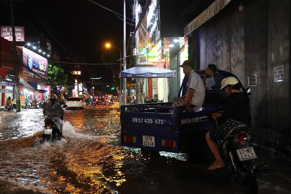 Triều cường gây ngập sâu nhiều tuyến đường phía Nam TP. Hồ Chí Minh - Ảnh 3. Triều cường gây ngập sâu nhiều tuyến đường phía Nam TP. Hồ Chí Minh - Ảnh 3.