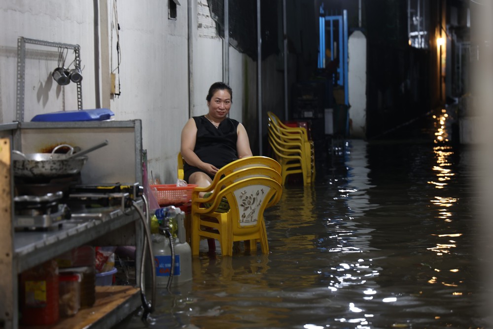 Triều cường gây ngập sâu nhiều tuyến đường phía Nam TP. Hồ Chí Minh - Ảnh 4. Triều cường gây ngập sâu nhiều tuyến đường phía Nam TP. Hồ Chí Minh - Ảnh 4.