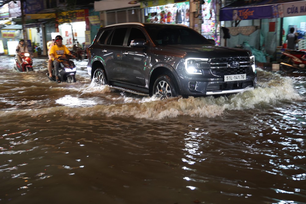Triều cường gây ngập sâu nhiều tuyến đường phía Nam TP. Hồ Chí Minh - Ảnh 12. Triều cường gây ngập sâu nhiều tuyến đường phía Nam TP. Hồ Chí Minh - Ảnh 12.