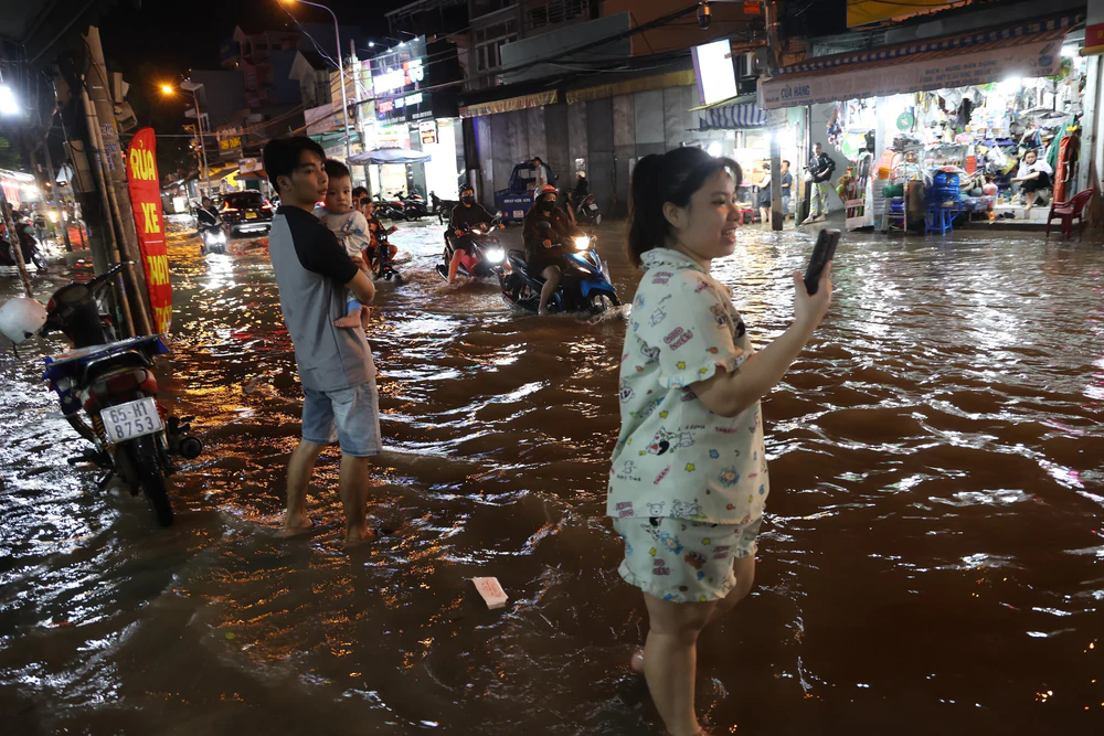 Triều cường gây ngập sâu nhiều tuyến đường phía Nam TP. Hồ Chí Minh - Ảnh 10. Triều cường gây ngập sâu nhiều tuyến đường phía Nam TP. Hồ Chí Minh - Ảnh 10.
