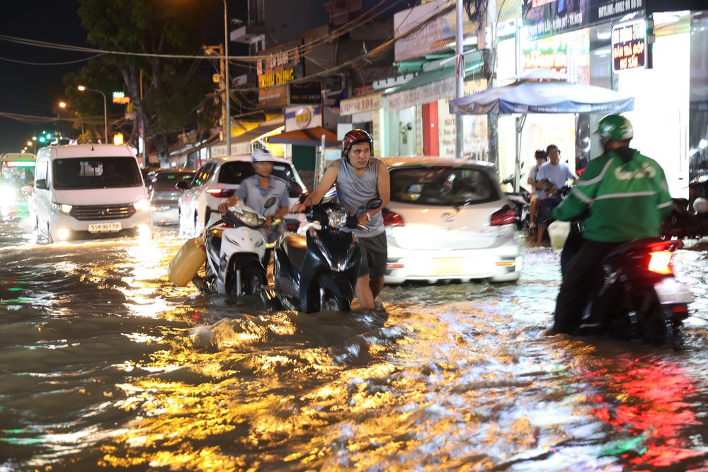 Triều cường gây ngập sâu nhiều tuyến đường phía Nam TP. Hồ Chí Minh - Ảnh 11. Triều cường gây ngập sâu nhiều tuyến đường phía Nam TP. Hồ Chí Minh - Ảnh 11.