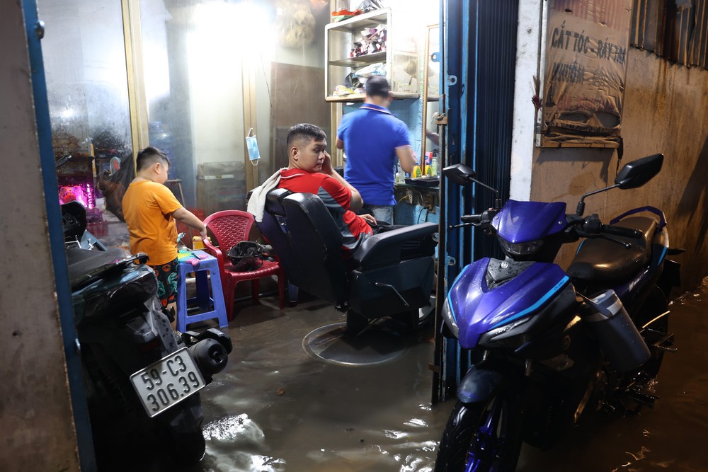 Triều cường gây ngập sâu nhiều tuyến đường phía Nam TP. Hồ Chí Minh - Ảnh 18. Triều cường gây ngập sâu nhiều tuyến đường phía Nam TP. Hồ Chí Minh - Ảnh 18.