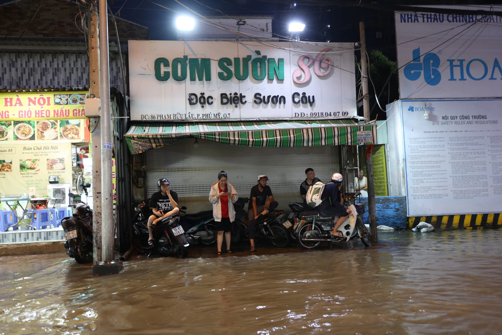 Triều cường gây ngập sâu nhiều tuyến đường phía Nam TP. Hồ Chí Minh - Ảnh 16. Triều cường gây ngập sâu nhiều tuyến đường phía Nam TP. Hồ Chí Minh - Ảnh 16.