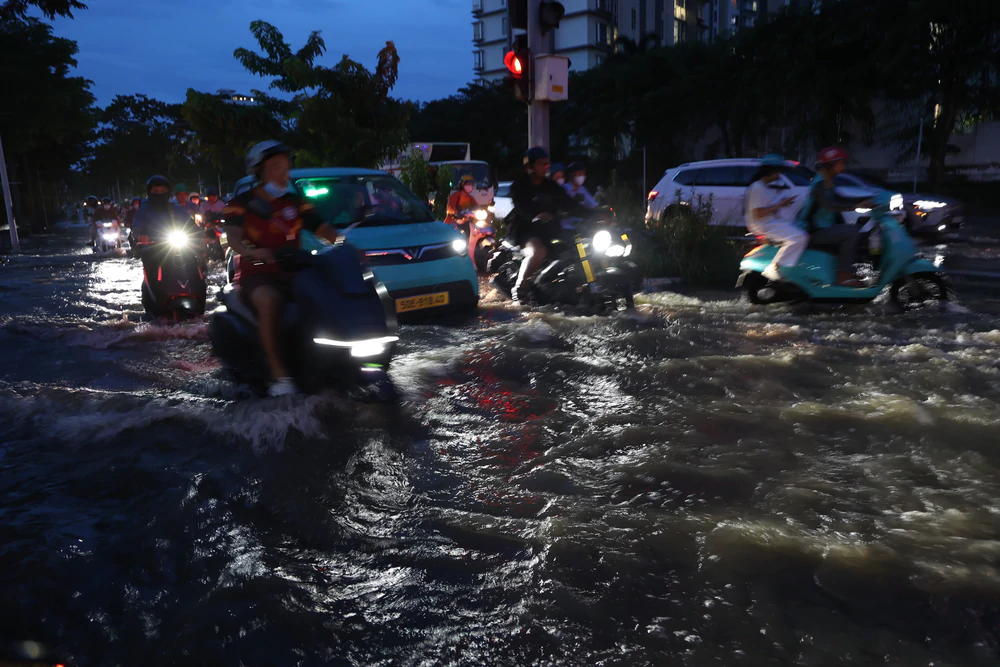 Triều cường gây ngập sâu nhiều tuyến đường phía Nam TP. Hồ Chí Minh - Ảnh 15. Triều cường gây ngập sâu nhiều tuyến đường phía Nam TP. Hồ Chí Minh - Ảnh 15.