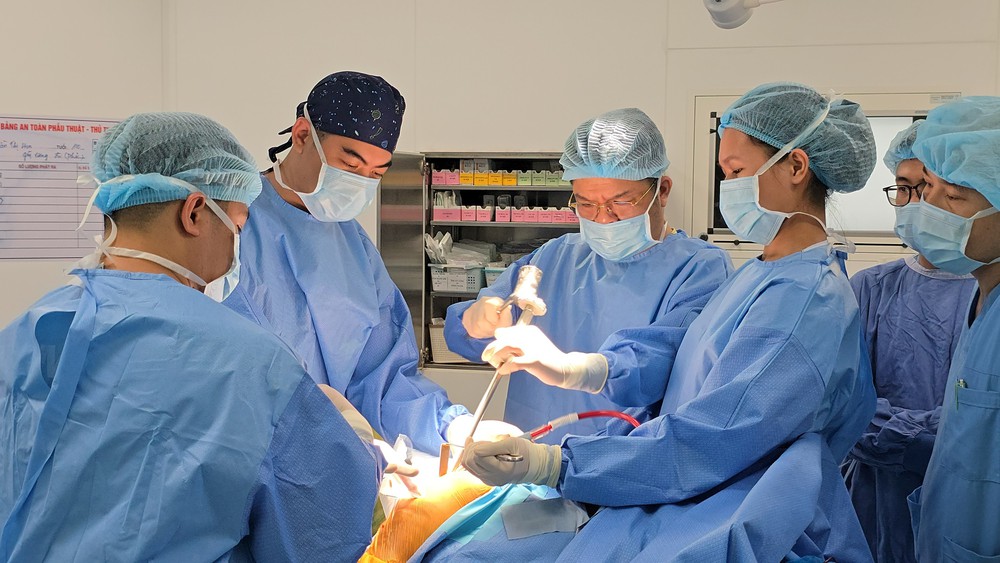 Phẫu thuật thay khớp háng thành công cho cụ bà 100 tuổi - Ảnh 1. Phẫu thuật thay khớp háng thành công cho cụ bà 100 tuổi - Ảnh 1.