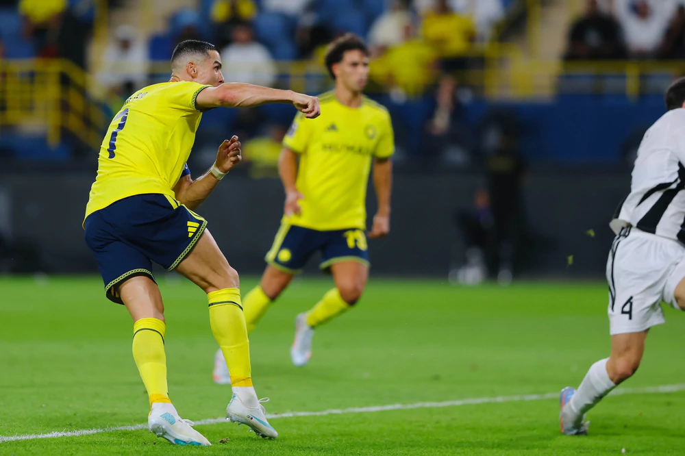 Tự nhận là GOAT, Ronaldo lập tức lên tiếng bằng bàn thắng đẹp mắt ở Cúp C1 châu Á - Ảnh 1.