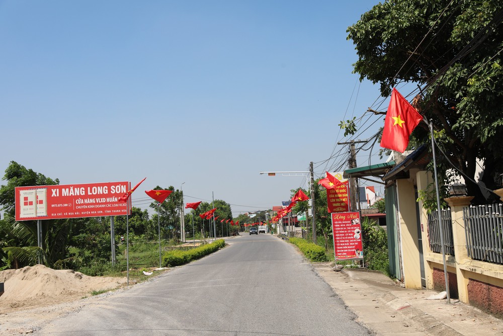 Điểm nhấn cho diện mạo nông thôn mới từ mô hình “Đường cờ Tổ quốc” - Ảnh 1. Điểm nhấn cho diện mạo nông thôn mới từ mô hình “Đường cờ Tổ quốc” - Ảnh 1.