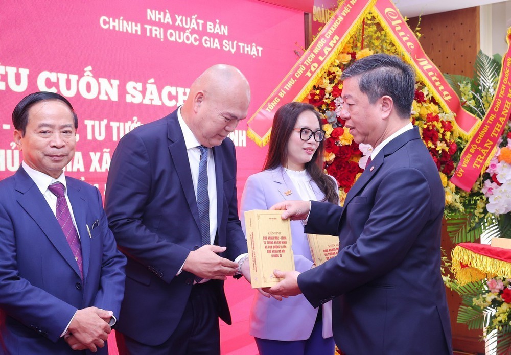 Giới thiệu cuốn sách: Kiên định chủ nghĩa Mác - Lênin, tư tưởng Hồ Chí Minh và con đường đi lên chủ nghĩa xã hội ở nước ta - Ảnh 3. Giới thiệu cuốn sách: Kiên định chủ nghĩa Mác - Lênin, tư tưởng Hồ Chí Minh và con đường đi lên chủ nghĩa xã hội ở nước ta - Ảnh 3.