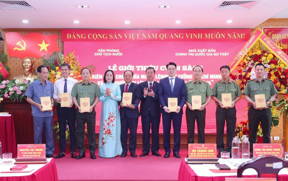 Giới thiệu cuốn sách: Kiên định chủ nghĩa Mác - Lênin, tư tưởng Hồ Chí Minh và con đường đi lên chủ nghĩa xã hội ở nước ta - Ảnh 5. Giới thiệu cuốn sách: Kiên định chủ nghĩa Mác - Lênin, tư tưởng Hồ Chí Minh và con đường đi lên chủ nghĩa xã hội ở nước ta - Ảnh 5.
