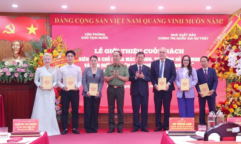Giới thiệu cuốn sách: Kiên định chủ nghĩa Mác - Lênin, tư tưởng Hồ Chí Minh và con đường đi lên chủ nghĩa xã hội ở nước ta - Ảnh 6. Giới thiệu cuốn sách: Kiên định chủ nghĩa Mác - Lênin, tư tưởng Hồ Chí Minh và con đường đi lên chủ nghĩa xã hội ở nước ta - Ảnh 6.