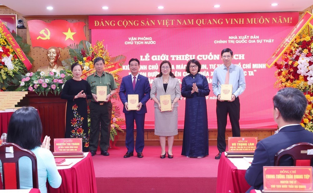 Giới thiệu cuốn sách: Kiên định chủ nghĩa Mác - Lênin, tư tưởng Hồ Chí Minh và con đường đi lên chủ nghĩa xã hội ở nước ta - Ảnh 8. Giới thiệu cuốn sách: Kiên định chủ nghĩa Mác - Lênin, tư tưởng Hồ Chí Minh và con đường đi lên chủ nghĩa xã hội ở nước ta - Ảnh 8.