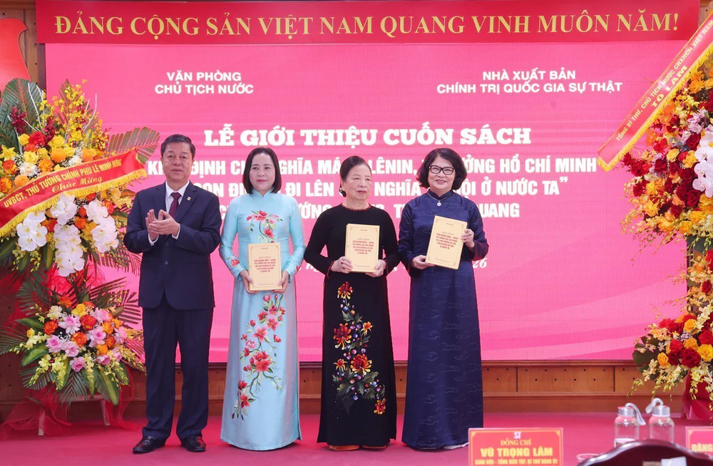 Giới thiệu cuốn sách: Kiên định chủ nghĩa Mác - Lênin, tư tưởng Hồ Chí Minh và con đường đi lên chủ nghĩa xã hội ở nước ta - Ảnh 7. Giới thiệu cuốn sách: Kiên định chủ nghĩa Mác - Lênin, tư tưởng Hồ Chí Minh và con đường đi lên chủ nghĩa xã hội ở nước ta - Ảnh 7.