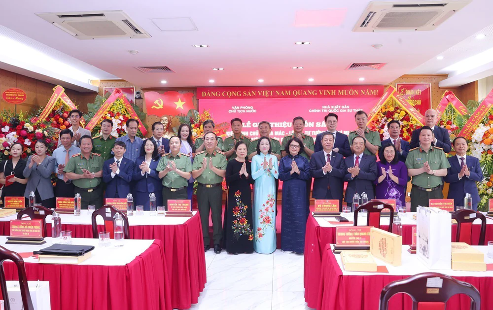 Giới thiệu cuốn sách: Kiên định chủ nghĩa Mác - Lênin, tư tưởng Hồ Chí Minh và con đường đi lên chủ nghĩa xã hội ở nước ta - Ảnh 9. Giới thiệu cuốn sách: Kiên định chủ nghĩa Mác - Lênin, tư tưởng Hồ Chí Minh và con đường đi lên chủ nghĩa xã hội ở nước ta - Ảnh 9.