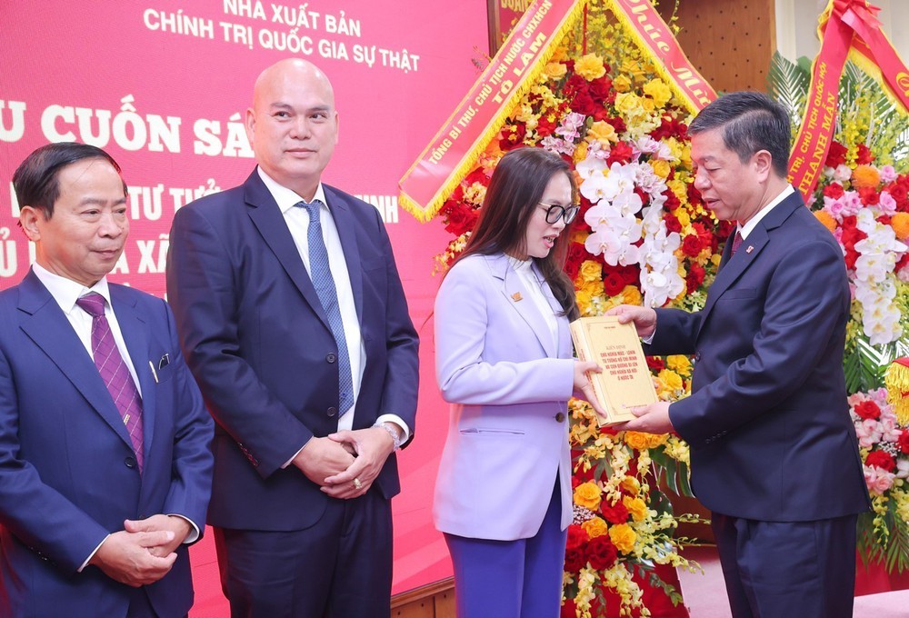 Giới thiệu cuốn sách: Kiên định chủ nghĩa Mác - Lênin, tư tưởng Hồ Chí Minh và con đường đi lên chủ nghĩa xã hội ở nước ta - Ảnh 4. Giới thiệu cuốn sách: Kiên định chủ nghĩa Mác - Lênin, tư tưởng Hồ Chí Minh và con đường đi lên chủ nghĩa xã hội ở nước ta - Ảnh 4.