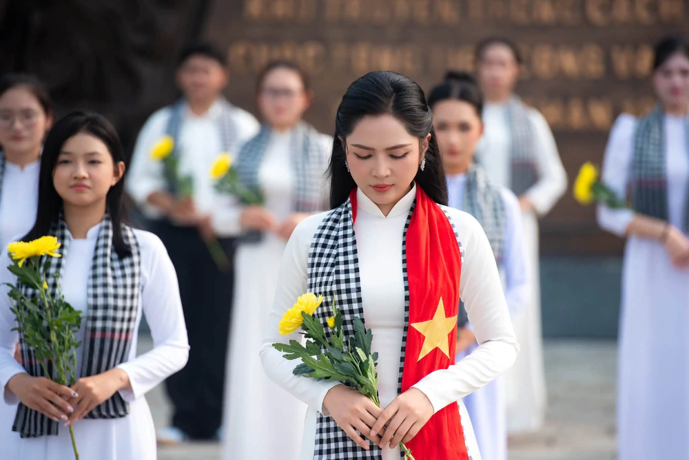 “Khúc tri ân” tưởng nhớ các anh hùng liệt sĩ - Ảnh 2. “Khúc tri ân” tưởng nhớ các anh hùng liệt sĩ - Ảnh 2.