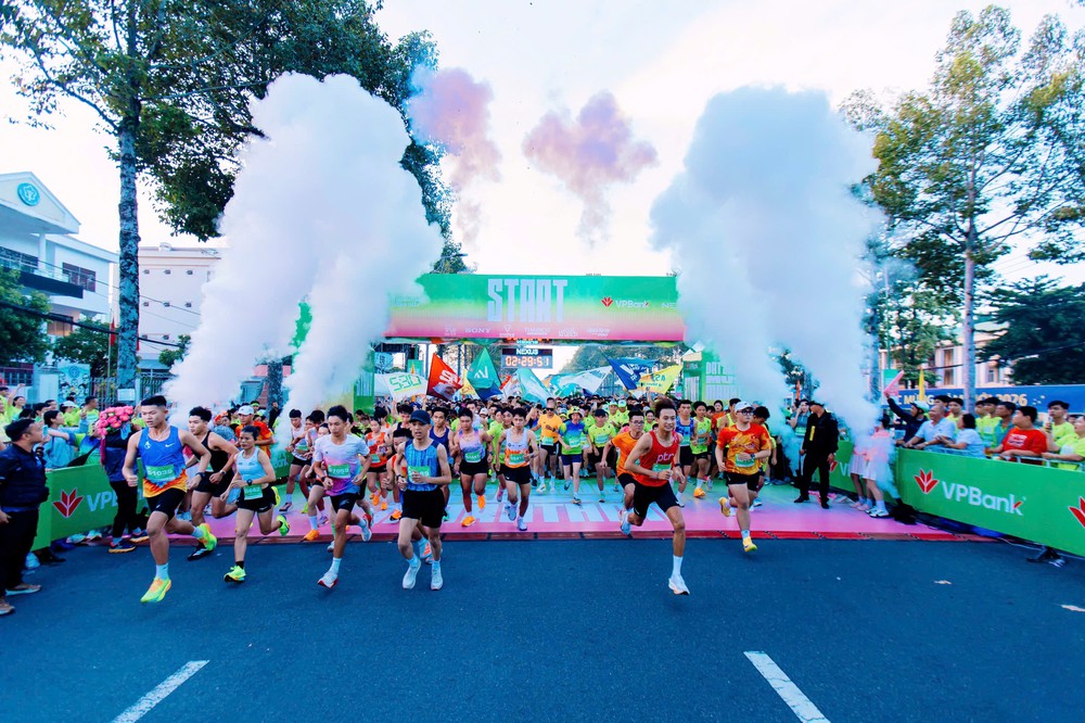 Hàng chục nghìn runner bứt phá thành tích tại VPBank Đất Sen Hồng Music Marathon 2026 - Ảnh 1. Hàng chục nghìn runner bứt phá thành tích tại VPBank Đất Sen Hồng Music Marathon 2026 - Ảnh 1.