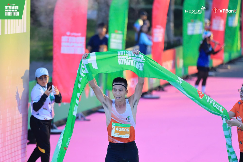 Hàng chục nghìn runner bứt phá thành tích tại VPBank Đất Sen Hồng Music Marathon 2026 - Ảnh 3. Hàng chục nghìn runner bứt phá thành tích tại VPBank Đất Sen Hồng Music Marathon 2026 - Ảnh 3.