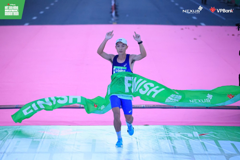 Hàng chục nghìn runner bứt phá thành tích tại VPBank Đất Sen Hồng Music Marathon 2026 - Ảnh 5. Hàng chục nghìn runner bứt phá thành tích tại VPBank Đất Sen Hồng Music Marathon 2026 - Ảnh 5.