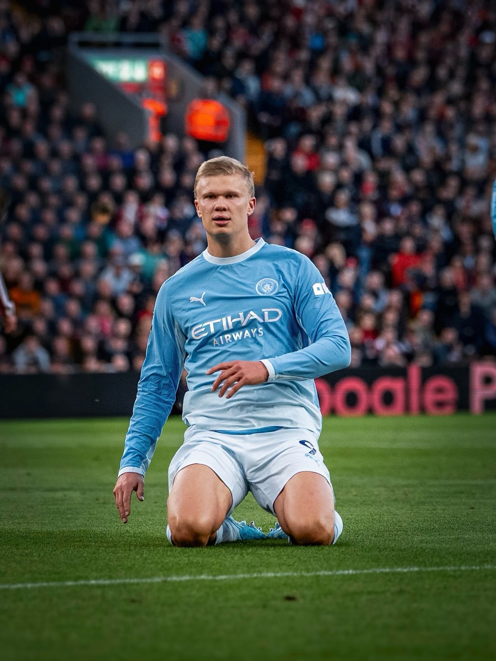 Erling Haaland đang hướng tới việc thiết lập hai cột mốc ghi bàn mới tại Champions League khi Manchester City tiếp đón ĐKVĐ PSG trên sân Etihad. Ảnh: FBNV