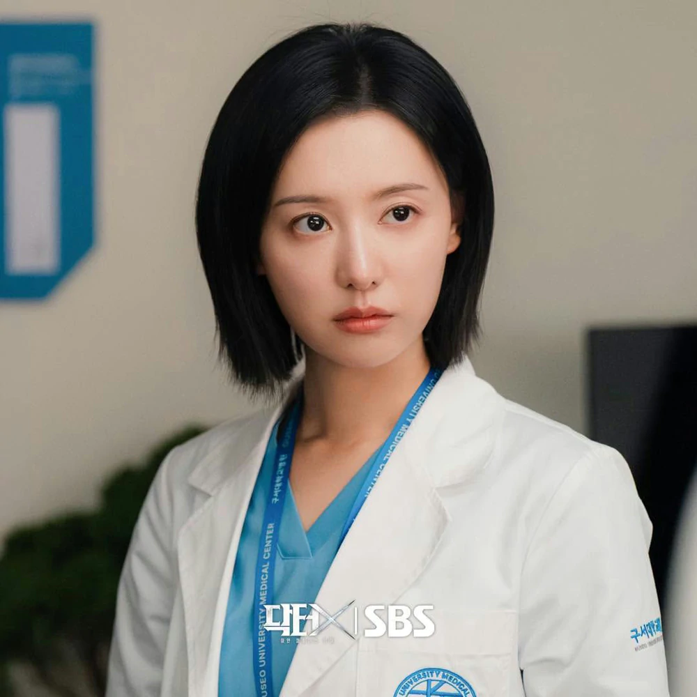 Kim Ji Won gây sốt với màn "lột xác" trong "Doctor X" - Ảnh 1. Kim Ji Won gây sốt với màn "lột xác" trong "Doctor X" - Ảnh 1.