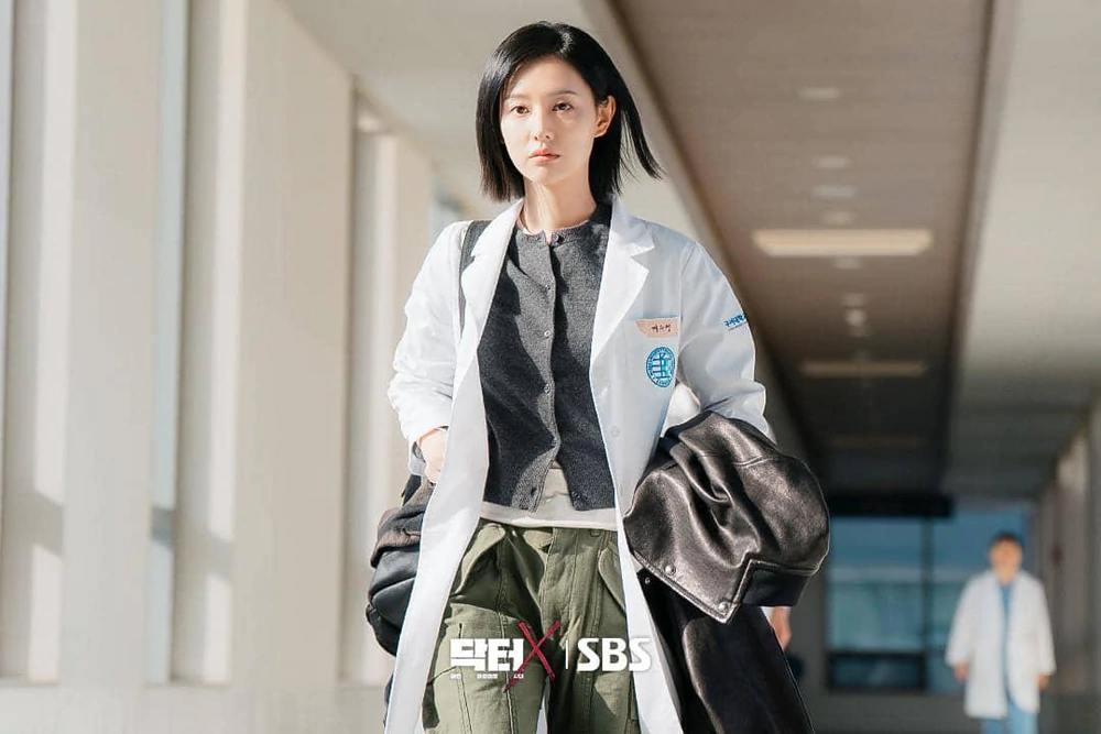 Kim Ji Won gây sốt với màn "lột xác" trong "Doctor X" - Ảnh 3. Kim Ji Won gây sốt với màn "lột xác" trong "Doctor X" - Ảnh 3.