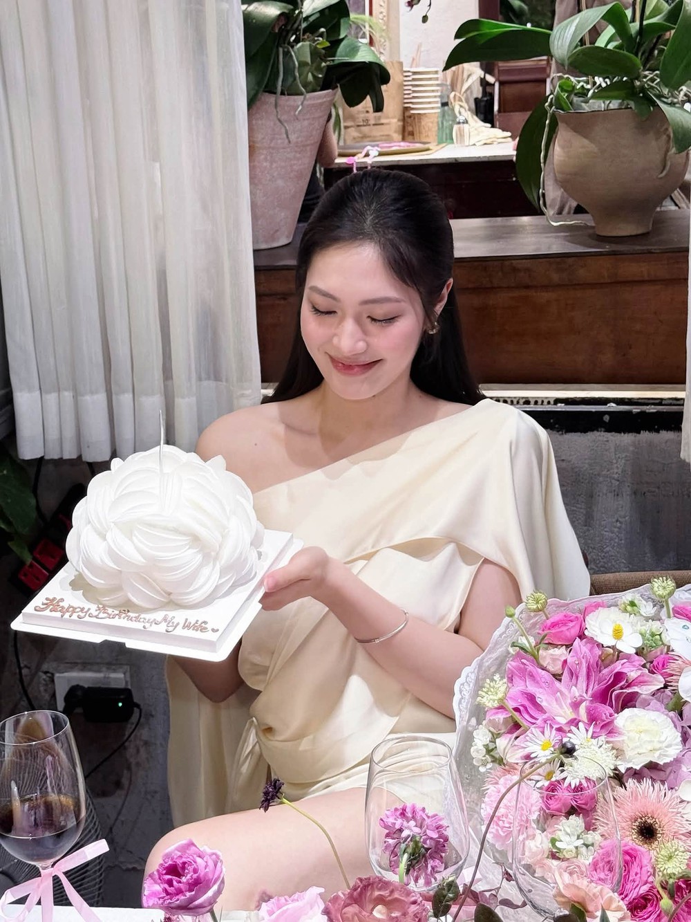 Cựu hot girl bóng chuyền đẹp nổi tiếng Việt Nam chào đón cột mốc đáng nhớ trong bối cảnh chưa từng có - Ảnh 2. Cựu hot girl bóng chuyền đẹp nổi tiếng Việt Nam chào đón cột mốc đáng nhớ trong bối cảnh chưa từng có - Ảnh 2.