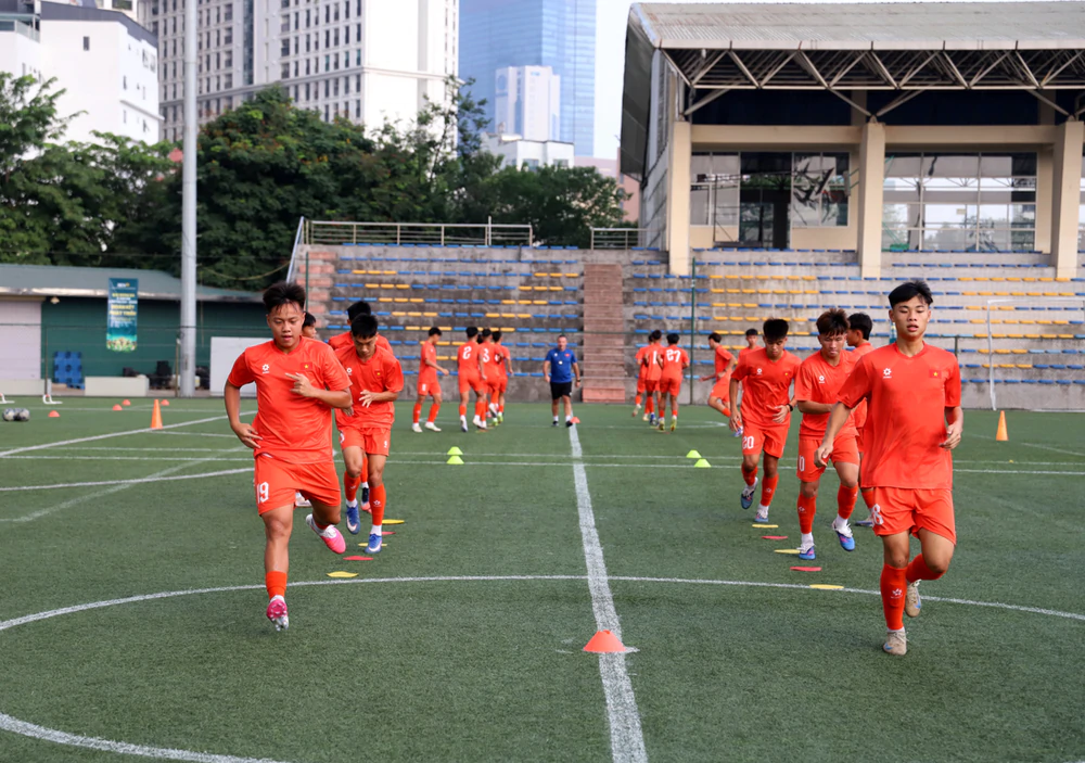 HLV Hoàng Anh Tuấn đặt yêu cầu đặc biệt với cầu thủ U15 Việt Nam - Ảnh 1.