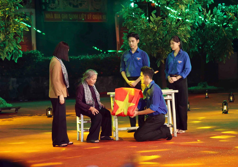 “Khúc tri ân” tưởng nhớ các anh hùng liệt sĩ - Ảnh 6. “Khúc tri ân” tưởng nhớ các anh hùng liệt sĩ - Ảnh 6.