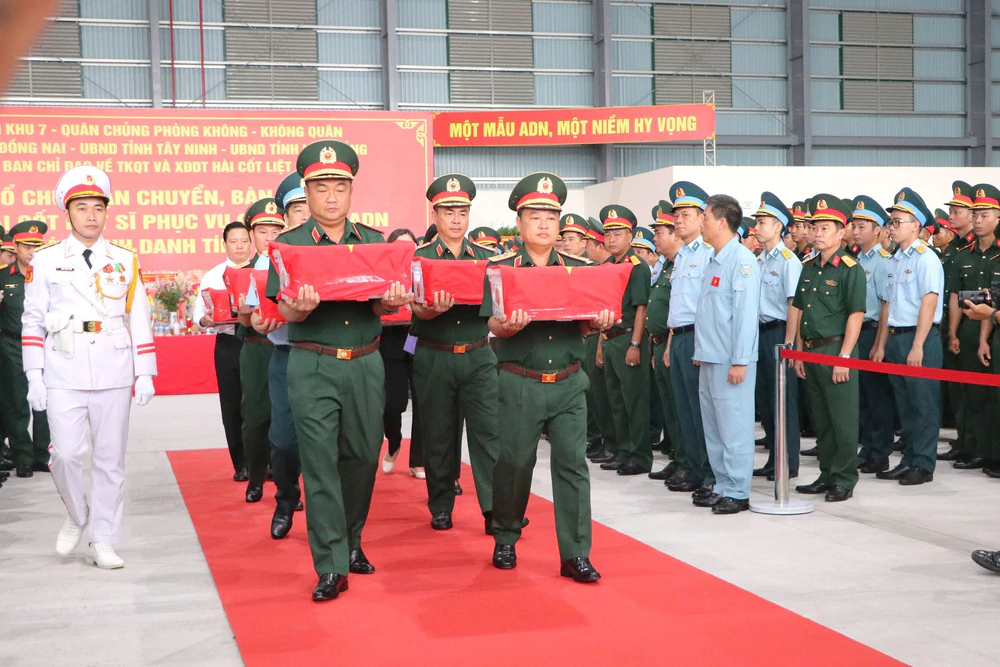 Metro và xe buýt tăng chuyến phục vụ người dân dự Lễ truy điệu và an táng hài cốt liệt sĩ - Ảnh 1.