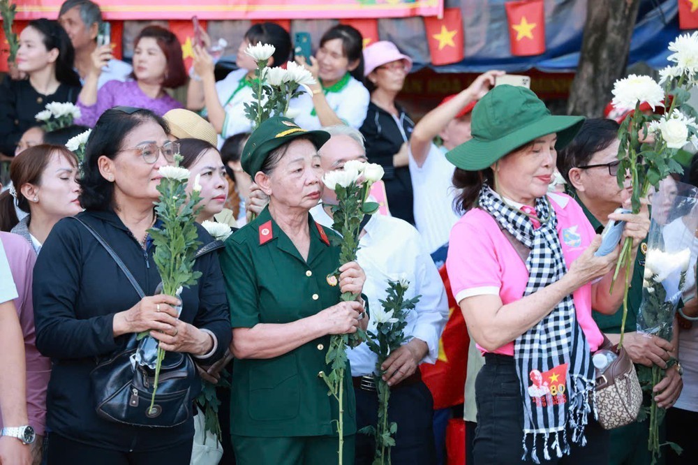Đông đảo người dân Thành phố Hồ Chí Minh tiễn đưa các liệt sĩ về nơi an nghỉ cuối cùng - Ảnh 6.