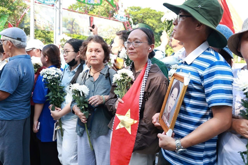 Đông đảo người dân Thành phố Hồ Chí Minh tiễn đưa các liệt sĩ về nơi an nghỉ cuối cùng - Ảnh 5.